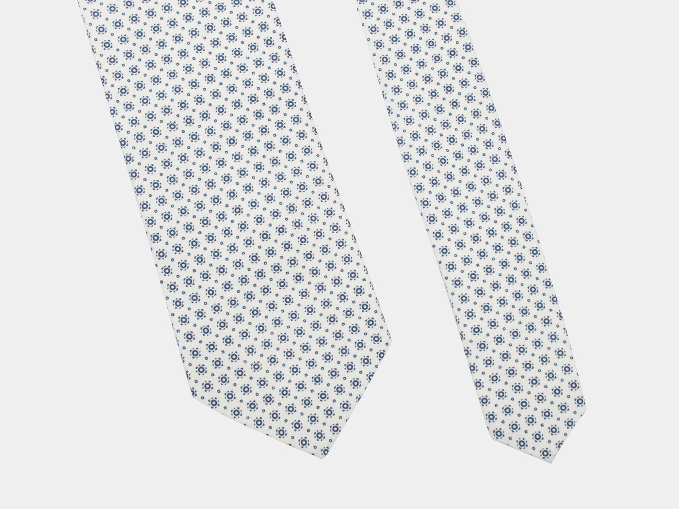 CVT66 / White Blue Pint Tie